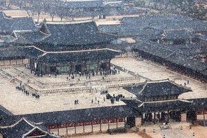 Late snow in Seoul as cold returns for weekend