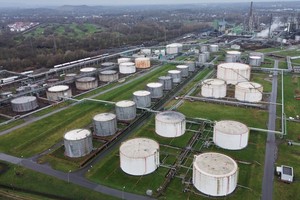 Wealthy nations release record oil reserves